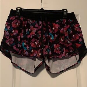 lululemon athletica Black and Pink Floral older style Hotty Hots, Sz 8, 4 in GUC